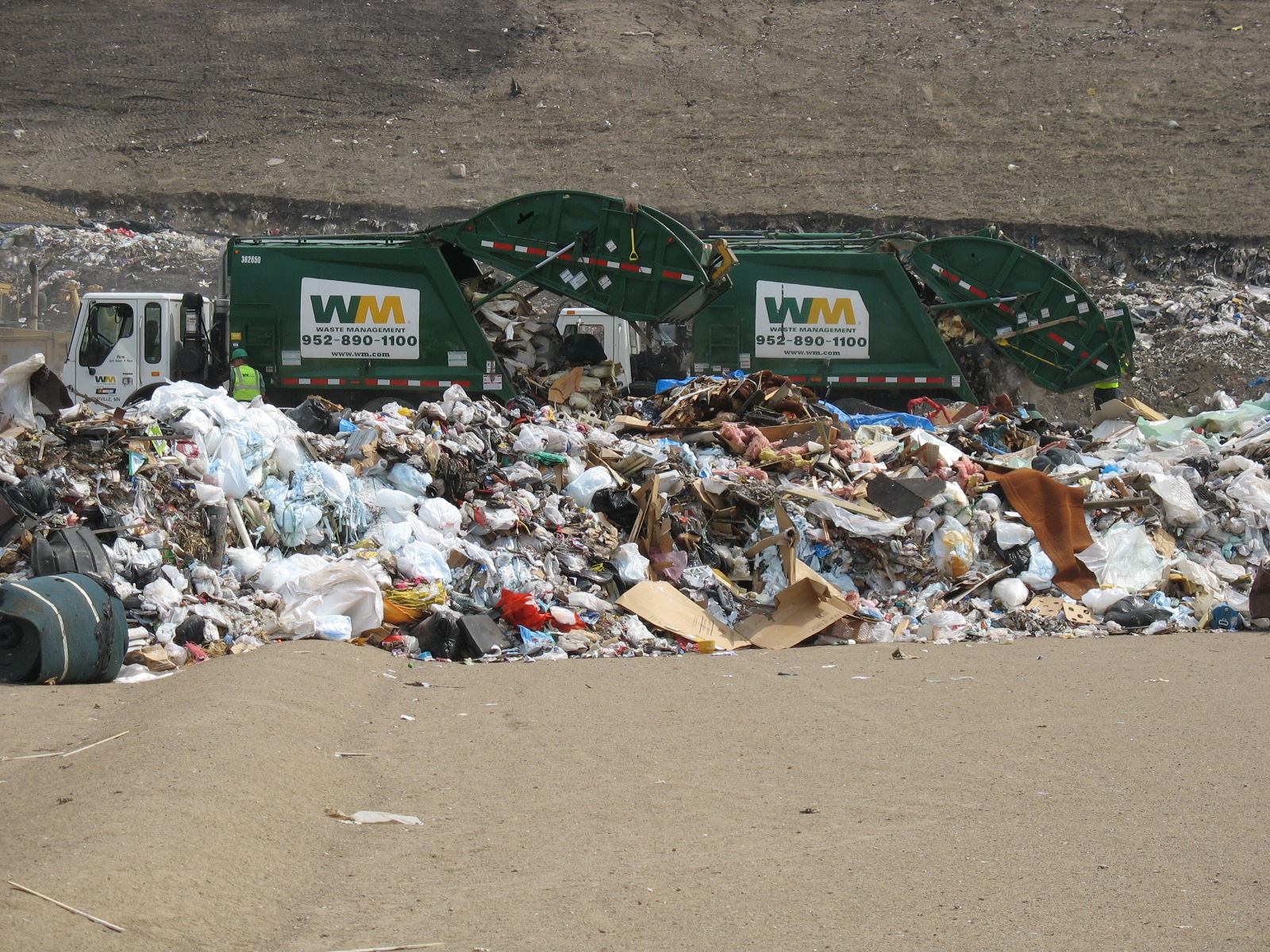 Landfill site showing waste堆积场景 for leachate treatment reference
