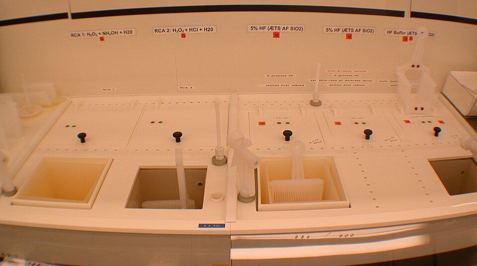 Wet etch bench in semiconductor fab consuming ultrapure water