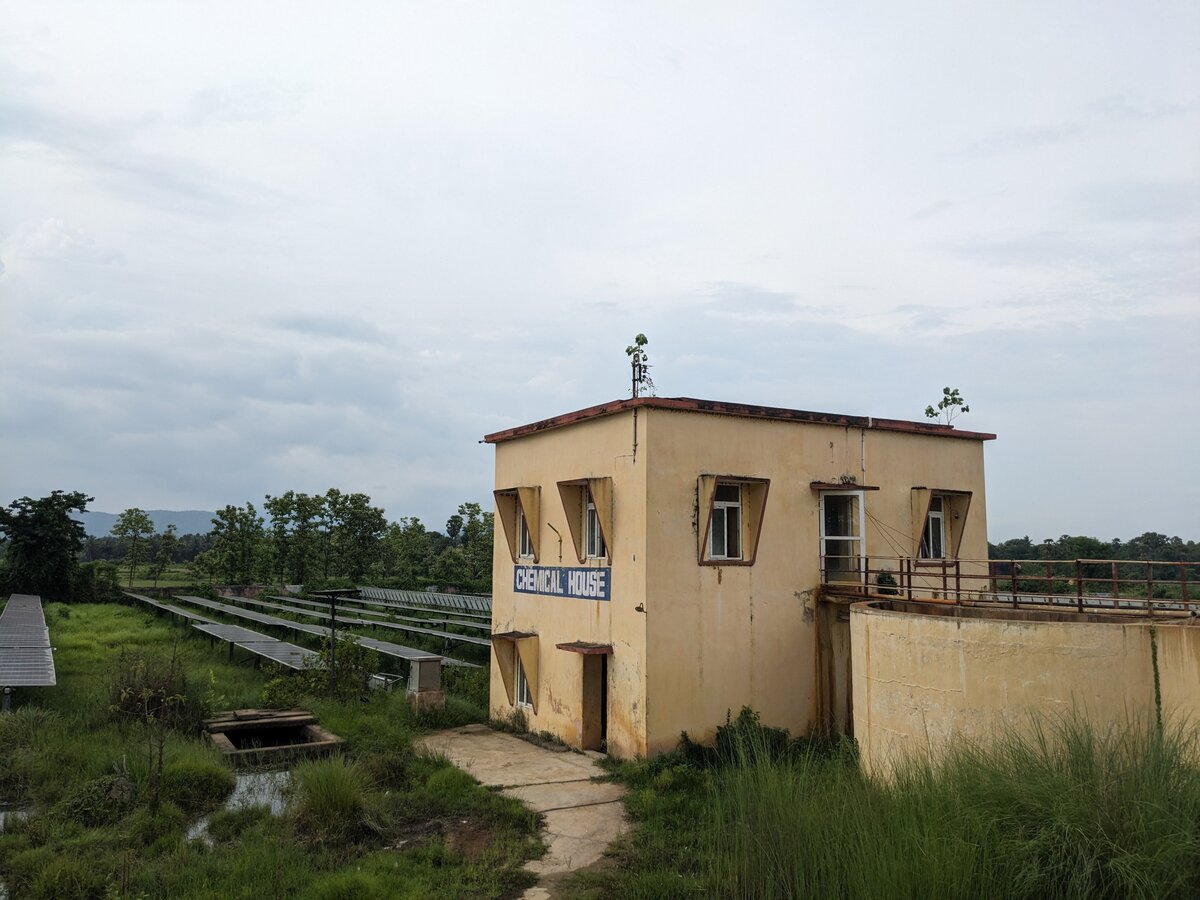 Industrial water treatment plant with reverse osmosis system