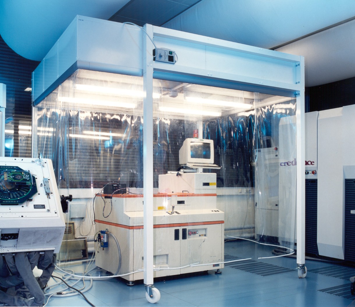 Optical cleanroom environment for precision glass manufacturing